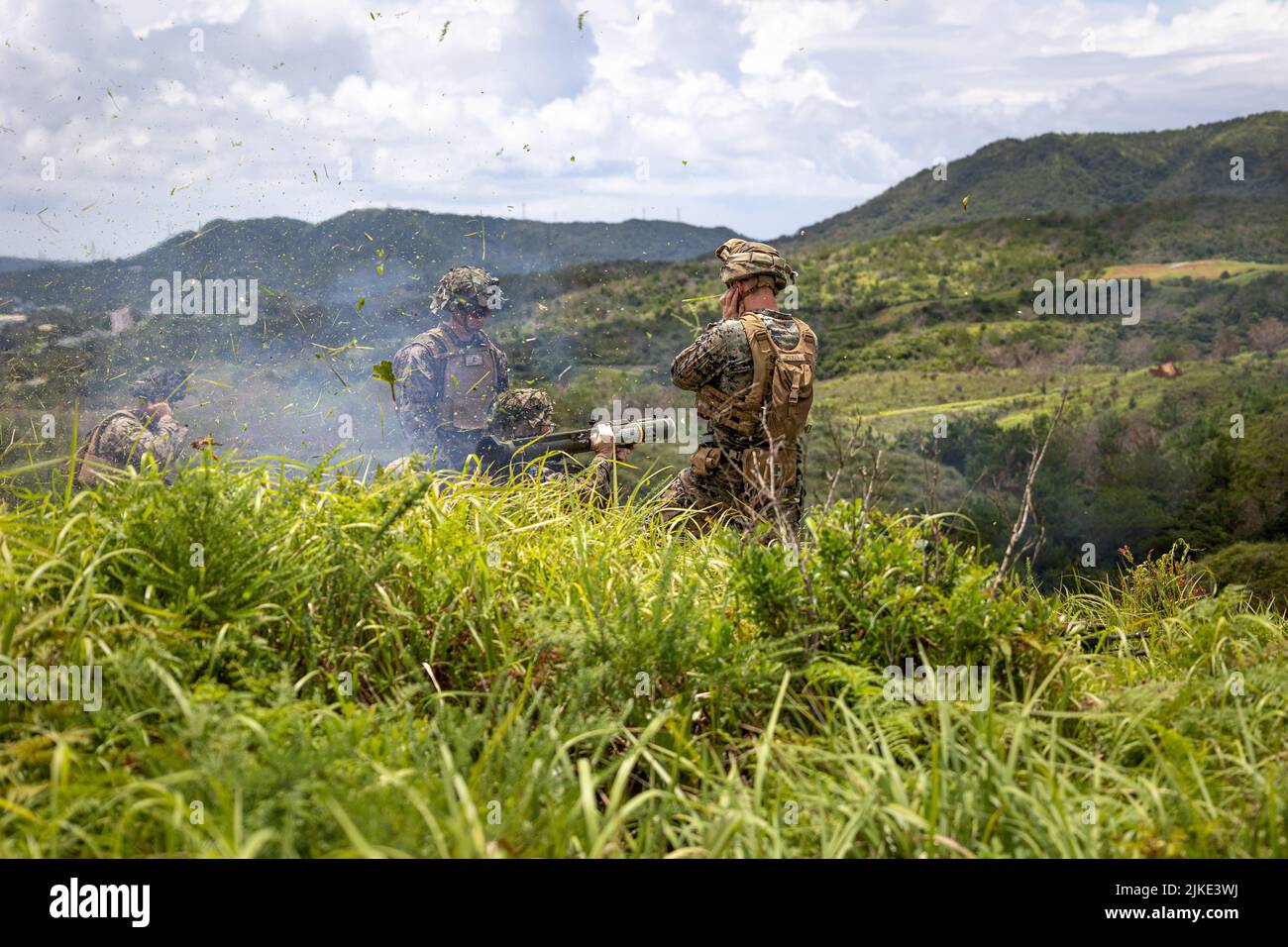 Marines des États-Unis avec 3D Bataillon, 3D Marines ont incendié un lance-roquettes de M136 AT4 pendant des attaques d'escouade au camp Hansen, Okinawa, Japon, 28 juillet 2022. Cette formation a amélioré la compétence des Marines au niveau tactique et a développé un leadership de petite unité. 3/3 est déployé dans l'Indo-Pacifique sous le titre 4th Marines, 3D Marine Division dans le cadre du Programme de déploiement d'unité. (É.-U. Photo du corps marin par Sgt. Micha Pierce) Banque D'Images