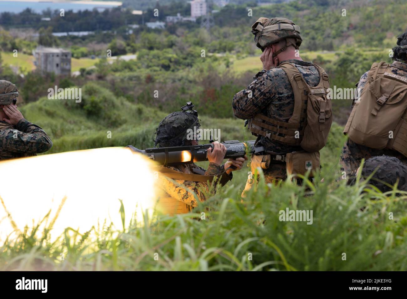 Marines des États-Unis avec 3D Bataillon, 3D Marines ont incendié un lanceur de roquettes M136 AT4 tout en effectuant des attaques d'escouade au cours d'une aire de tir en direct à Camp Hansen, Okinawa, Japon, 28 juillet 2022. Cette formation a amélioré la compétence des Marines au niveau tactique et a développé un leadership de petite unité. 3/3 est déployé dans l'Indo-Pacifique sous le titre 4th Marines, 3D Marine Division dans le cadre du Programme de déploiement d'unité. (É.-U. Photo du corps marin par PFC. Jaylen Davis) Banque D'Images