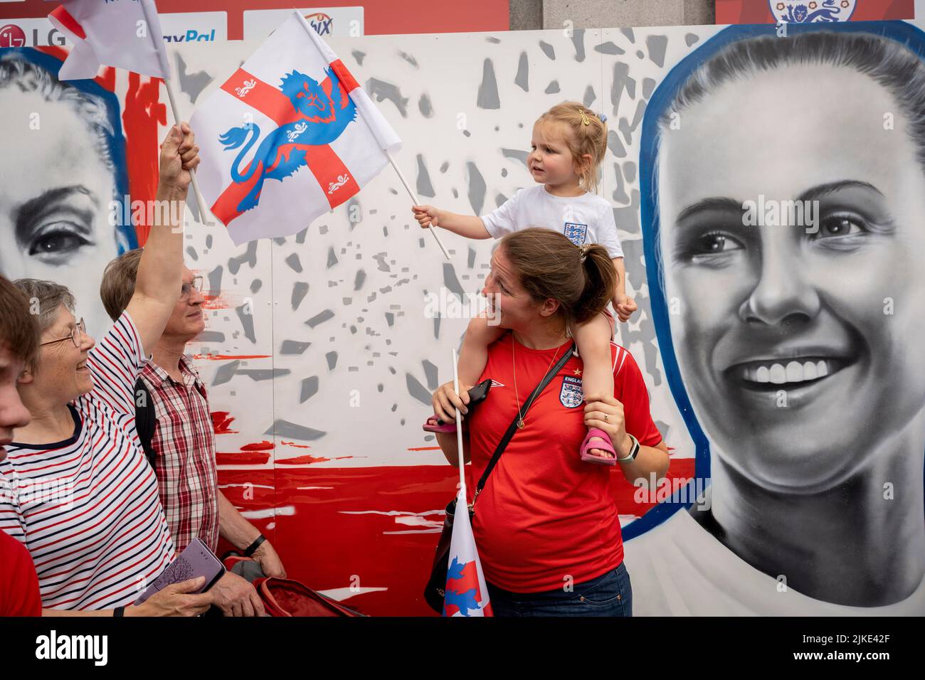 Le lendemain de la victoire de l'équipe de football des femmes d'Angleterre dans le tournoi Euro 2022, dans lequel elles ont battu l'Allemagne 2-1 en plus de temps, les fans anglais célèbrent devant le visage d'un joueur à Trafalgar Square, le 1st août 2022, à Londres, en Angleterre. L'événement gratuit a été organisé par l'Association anglaise de football, où les femmes gagnantes (les Lionnes) sont apparues sur scène devant un public adoring composé de familles, de parents, d'enfants et en particulier de jeunes femmes footballeurs du futur. Banque D'Images