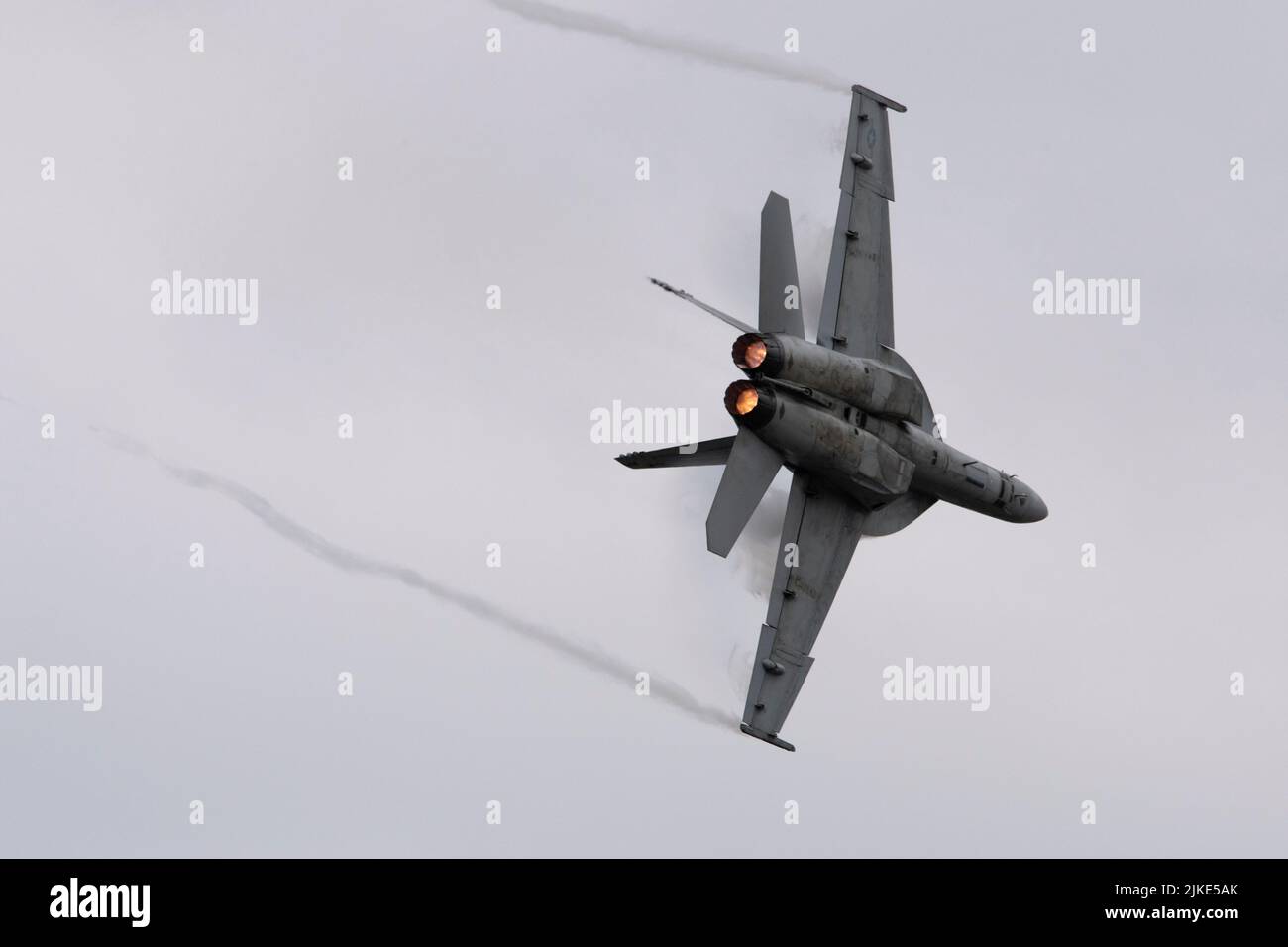 Les pilotes de chasse de la Marine américaine du Strike Fighter Squadron (VFA) 122 équipe de démonstration de rhinocéros de la côte ouest de la base aérienne navale Lemoore, en Californie, mettent en valeur la puissance et les capacités du Super Hornet F/A-18 E/F lors de la journée portes ouvertes du tonnerre arctique à la base interarmées Elmendorf-Richardson, Alaska 31 juillet 2022. Le Super Hornet est la deuxième mise à niveau majeure du modèle depuis le lancement du programme F/A-18. (É.-U. Photo de la Force aérienne par Alejandro Peña) Banque D'Images