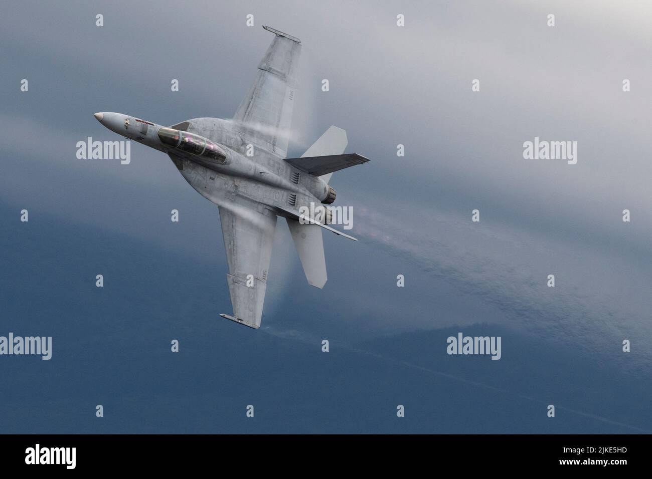 Les pilotes de chasse de la Marine américaine du Strike Fighter Squadron (VFA) 122 équipe de démonstration de rhinocéros de la côte ouest de la base aérienne navale Lemoore, en Californie, mettent en valeur la puissance et les capacités du Super Hornet F/A-18 E/F lors de la journée portes ouvertes du tonnerre arctique à la base interarmées Elmendorf-Richardson, Alaska 31 juillet 2022. Le Super Hornet est la deuxième mise à niveau majeure du modèle depuis le lancement du programme F/A-18. (É.-U. Photo de la Force aérienne par Alejandro Peña) Banque D'Images