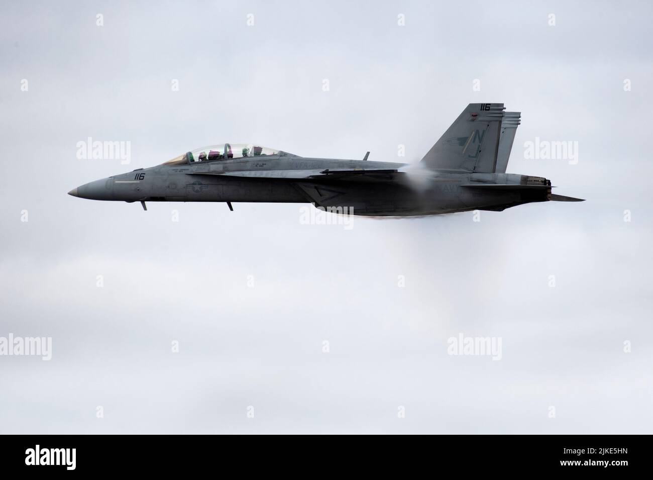 Les pilotes de chasse de la Marine américaine du Strike Fighter Squadron (VFA) 122 équipe de démonstration de rhinocéros de la côte ouest de la base aérienne navale Lemoore, en Californie, mettent en valeur la puissance et les capacités du Super Hornet F/A-18 E/F lors de la journée portes ouvertes du tonnerre arctique à la base interarmées Elmendorf-Richardson, Alaska 31 juillet 2022. Le Super Hornet est la deuxième mise à niveau majeure du modèle depuis le lancement du programme F/A-18. (É.-U. Photo de la Force aérienne par Alejandro Peña) Banque D'Images