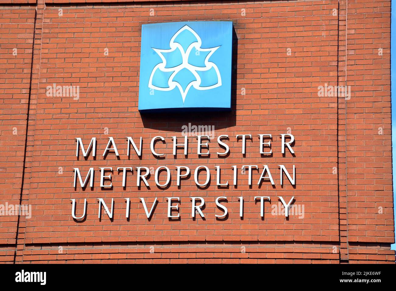 Un panneau sur l'un des bâtiments de l'Université métropolitaine de Manchester, Oxford Road, Manchester, Angleterre, Royaume-Uni. Banque D'Images