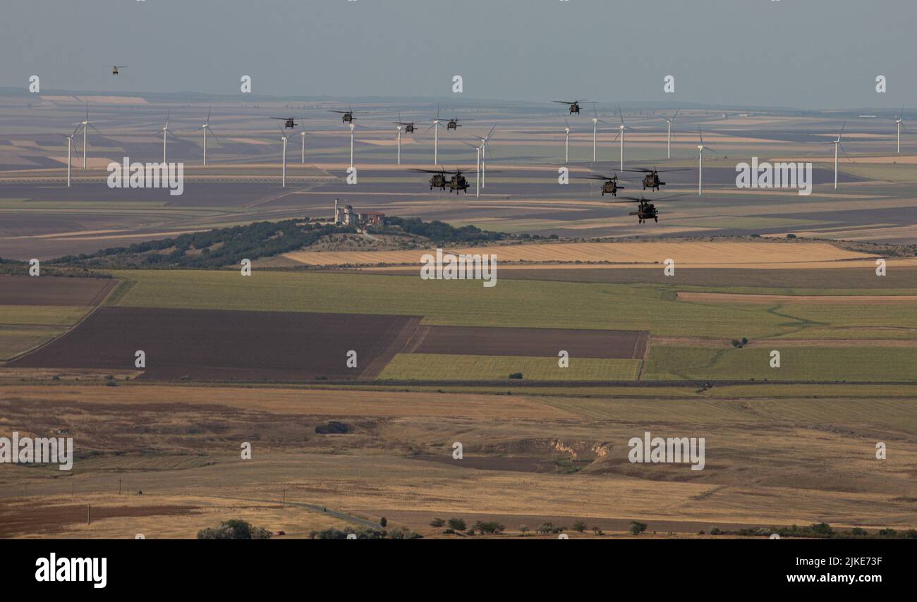 UH-60 Blackhawks et CH-47 Chinooks affectés au bataillon 2nd et 3rd du Régiment d'aviation 227th, 1st Brigade de cavalerie aérienne, 1st Division de cavalerie aérienne, effectuent un survol lors d'une répétition de démonstration d'assaut aérien sur 28 juillet 2022, à Mihail Kogalniceanu, Roumanie. 101st unités souveront la mission du V corps pour renforcer le flanc est de l’OTAN et s’engageront dans des exercices multinationaux avec des partenaires à travers le continent européen pour rassurer nos alliés des nations. (É.-U. Photo de l'armée par le sergent d'état-major. Malcolm Cohens-Ashley, 2nd Brigade combat Team “STRIKE”, Affaires publiques.) Banque D'Images