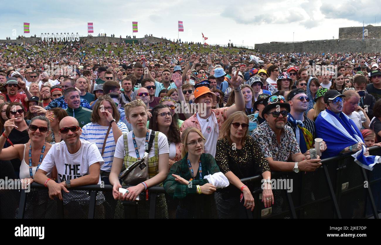 Public Dancing to the Snuts Performing Live on Stage in concert, jour 3 du Victorious Festival 2021 Banque D'Images