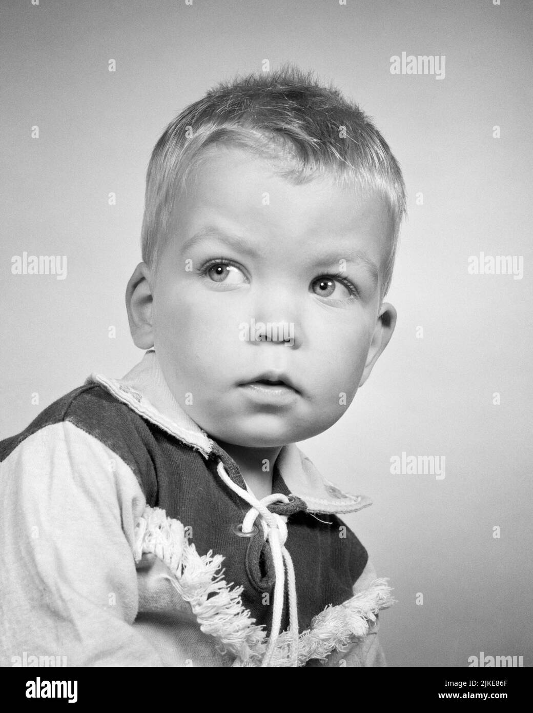 Un garçon de style Banque d'images noir et blanc - Alamy
