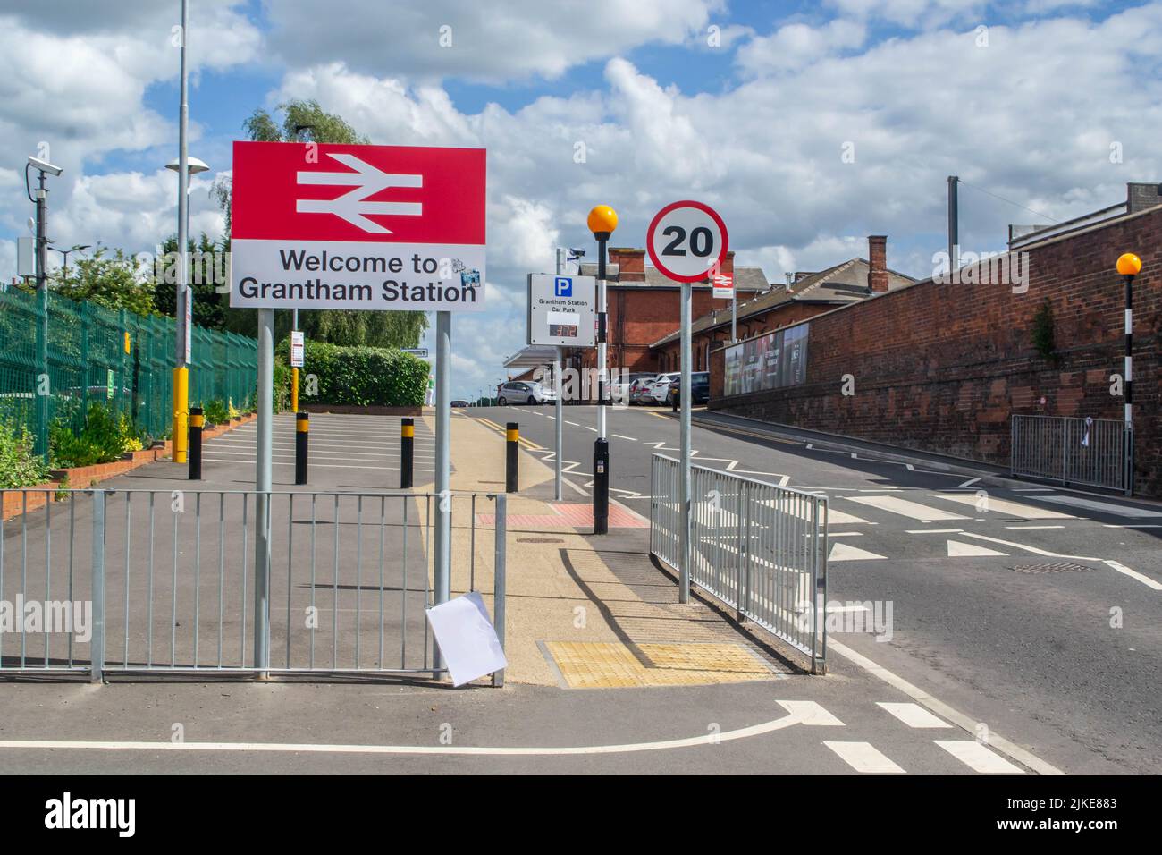 GRANTHAM, ANGLETERRE - 26 juin 2022 : entrée à la gare ferroviaire nationale de Grantham en Angleterre Banque D'Images