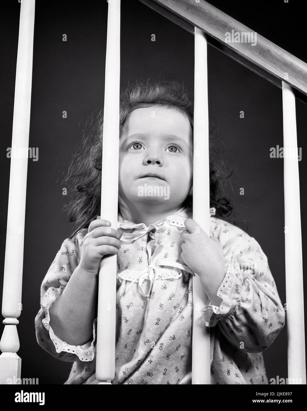 1950S GRAVE PETITE FILLE DE PYJAMA PORTANT À TRAVERS LES BALUSTERS DE MAIN COURANTE D'ESCALIER - J5904 HAR001 HARS PEUR S'INQUIÉTER MYSTÈRE STYLE DE VIE FEMMES STUDIO SHOT MOODY MAISON VIE DEMI-LONGUEUR PENSÉE EXPRESSIONS PYJAMA TROUBLÉ B&W CONCERNÉ TRISTESSE MERRY SLEEPESS WAKE HUMEUR ESCALIER DÉCEMBRE MAIN COURANTE MOTION FLOU CONCEPTUEL DÉCEMBRE 25 GLUM BALUSTERS ÉCHAPPER SINCÈRE SOLENNEL FOCALISÉ INTENSE JOYEUX JEUNES MISÉRABLE PETITE FILLE NOIRE ET BLANC PRUDENT L'ETHNICITÉ CAUCASIENNE EST SINCÈRE HAR001 INTENTION À L'ANCIENNE Banque D'Images