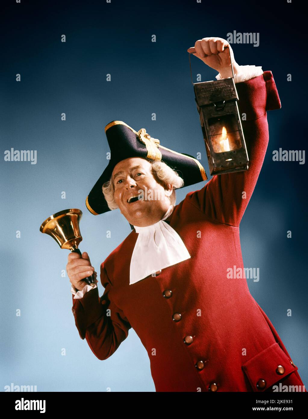 1770S 1970S HOMME HABILLÉ COMME 18TH SIÈCLE COLONIAL AMÉRIQUE VILLE CRIER SONNANT BELL TENANT LANTERNE PORTANT CHAPEAU TRICORNE - KC3355 HAR001 COSTUMES LANTERNE DE HARS SON ACTEUR EMPLOIS STUDIO TOURNÉ ESPACE DE COPIE DEMI-LONGUEUR PERSONNES CARACTÈRE HOMMES PROFESSION MILIEU D'ÂGE YELLING HOMME D'ÂGE MOYEN CLOCHES COMPÉTENCE PROFESSION COMPÉTENCES INTERPRÈTE SONNERIE CARRIÈRES PERSONNAGES EXCITATION TRICORNE 1776 ENTERTAINER PROFESSIONS ACTEURS ANNONCE CRIER VILLE CRIER 1770S ARTISTES LES INTERPRÈTES DU 1700S 18TH SIÈCLE ANNONCENT L'ORIGINE ETHNIQUE CAUCASIENNE HAR001 OLD FASHIED Banque D'Images