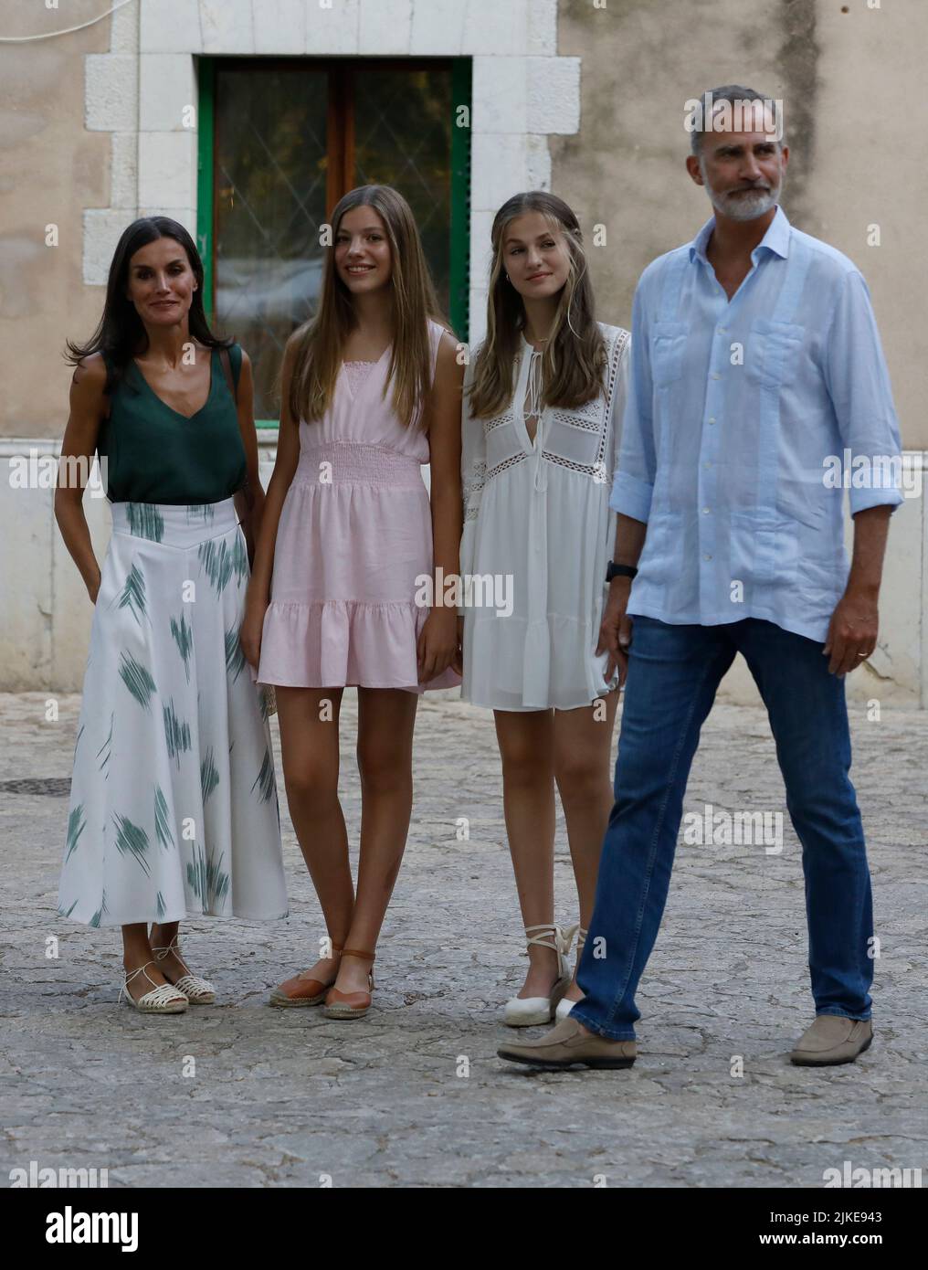 Valldemossa, Espagne. 01st août 2022. Le roi d'Espagne Felipe VI et la reine Letizia avec leurs filles la princesse de couronne Leonor et Infanta Sofia (2nd de gauche) visitent Cartoixa de Valldemossa. La famille royale espagnole a commencé ses vacances d'été annuelles à Majorque. Credit: Clara Margais/dpa/Alay Live News Banque D'Images