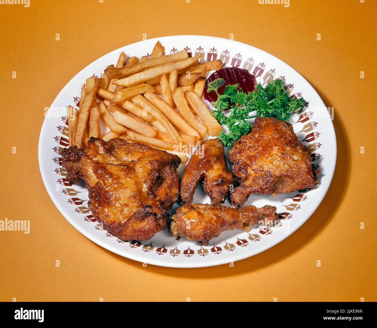 1970S PLATS AMÉRICAINS À DÎNER ASSIETTE À DÎNER ASSIETTE DE MORCEAUX DE POULET FRITS ET DE FRITES AVEC GELÉE DE CANNEBERGES ET PERSIL - KF10228 WOD001 GELÉE HARS À L'ANCIENNE Banque D'Images
