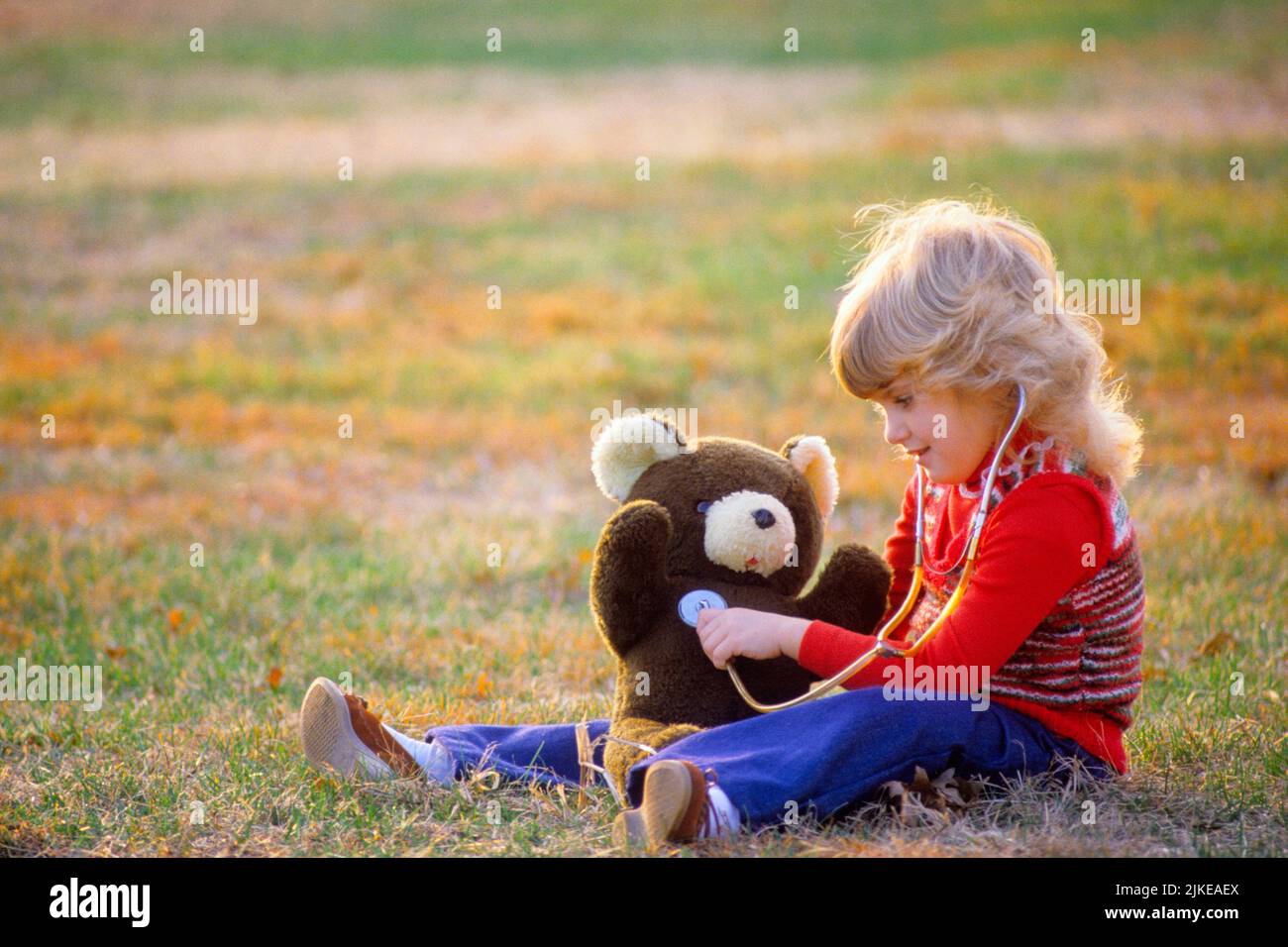 1980S PETITE FILLE BLONDE JOUANT MÉDECIN OU INFIRMIÈRE VÉRIFIANT LA SANTÉ DE L'OURS EN PELUCHE BRUN AVEC UN STÉTHOSCOPE ASSIS PARMI LES FLEURS SAUVAGES - KJ11342 NET002 HARS VÉRIFIER BRUNS JOIE STYLE DE VIE FEMMES RURAL BOURRÉ SANTÉ MALADIE MAISON VIE COPIE ESPACE PLEINE-LONGUEUR INSPIRATION S'OCCUPER SÉRÉNITÉ CONFIANCE STÉTHOSCOPE SOINS DE SANTÉ GRAND ANGLE RÊVES OCCUPATION BONHEUR BIEN-ÊTRE PRÉVENTION FOURNISSEURS RESPIRATION DÉCOUVERTE PRATICIENS FORCE GUÉRISON DIAGNOSTIC CHOIX MÉDECINS RÉCRÉATION FIERTÉ PARMI LES SOINS DE SANTÉ A DES PROFESSIONS DE DÉFICIENCE TRAITEMENT GUÉRISSEUR CONCEPTUEL MÉDECIN PRATICIEN ÉLÉGANT Banque D'Images