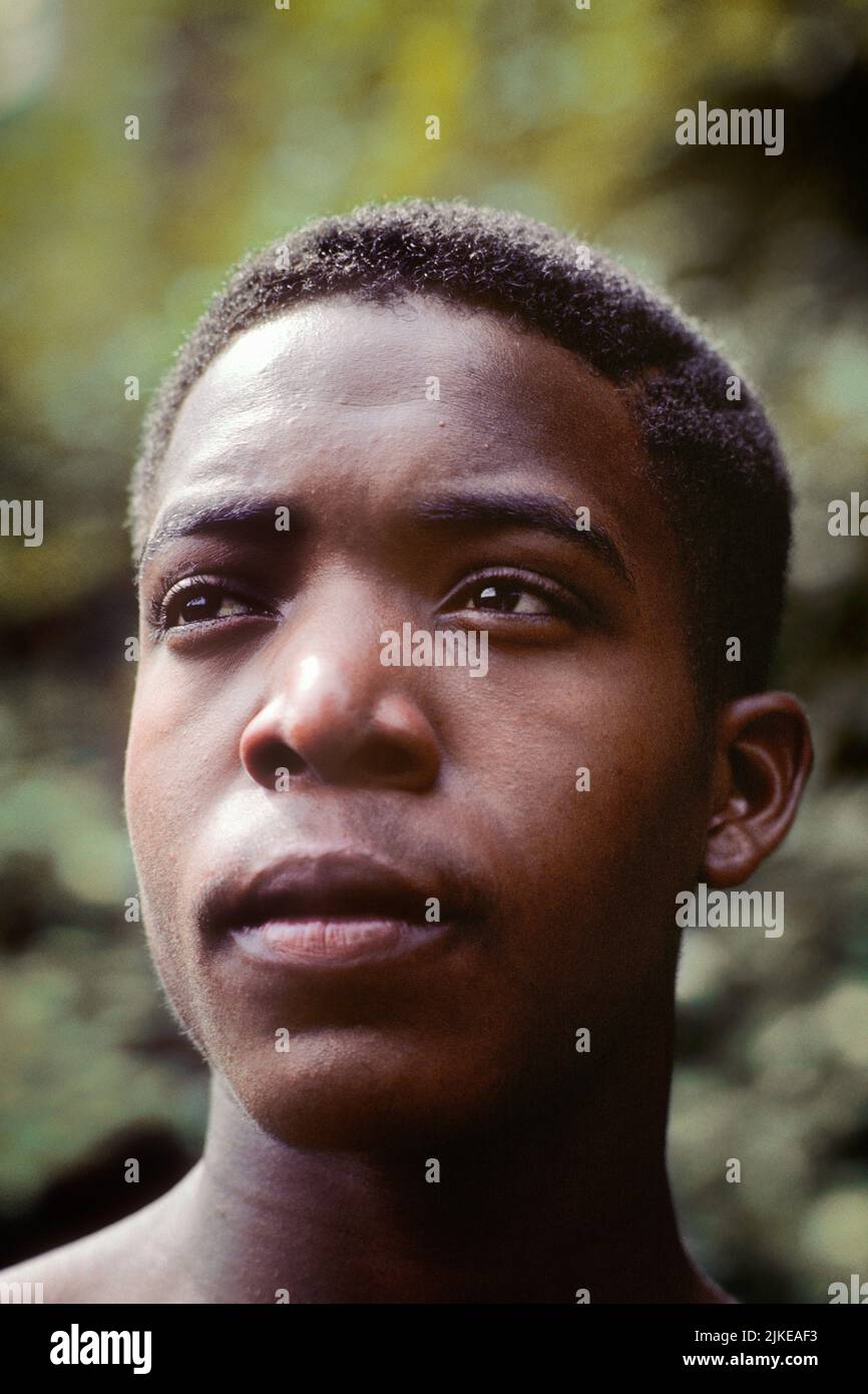 1980S PORTRAIT DE L'ADOLESCENCE SÉRIEUX AFRICANAMERICAN JEUNE HOMME - KJ10673 NET002 HARS MAISON VIE COPIE ESPACE PERSONNES ATTENTIONNÉS ADOLESCENT GARÇON EXPRESSIONS TROUBLÉE TRISTESSE PRÉOCCUPÉE RÊVES BIEN-ÊTRE TÊTE ET ÉPAULES AFRO-AMÉRICAINS AFRO-AMÉRICAINS NOIR ORIGINE ETHNIQUE DIRECTION FIERTÉ OPPORTUNITÉ HUMEUR POTENTIEL GLUM CONCEPTUEL ÉCHAPPEZ À UN ADOLESCENT SINCÈRE SOLENNEL CROISSANCE CONCENTRÉE INTENSE MISÉRABLE JEUNE ADULTE HOMME SÉRIEUX INTENTION SINCÈRE OLD FASHIONED AFRO-AMÉRICAINS SOURIANTS Banque D'Images