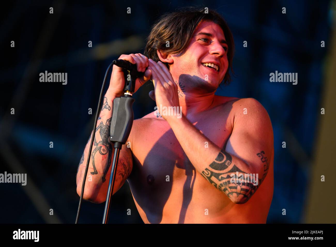 31 juillet 2022, Lucques, Lucques, Italie: Le chanteur italien Rkomi se produit sur scène devant les remparts historiques de la ville de Lucques. (Credit image: © Stefano Dalle Luche/Pacific Press via ZUMA Press Wire) Banque D'Images