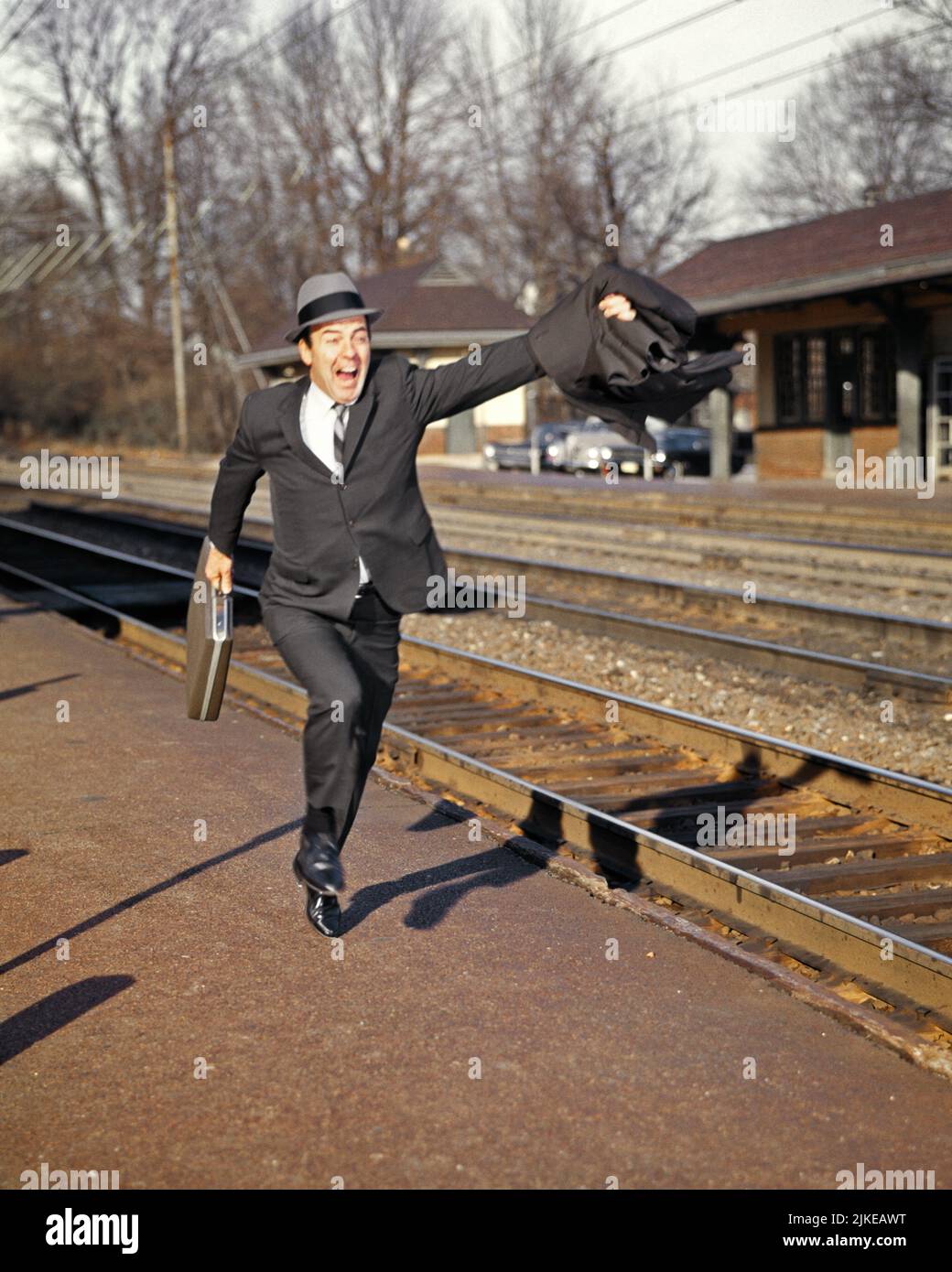 Man running catch train Banque de photographies et d'images à haute  résolution - Alamy