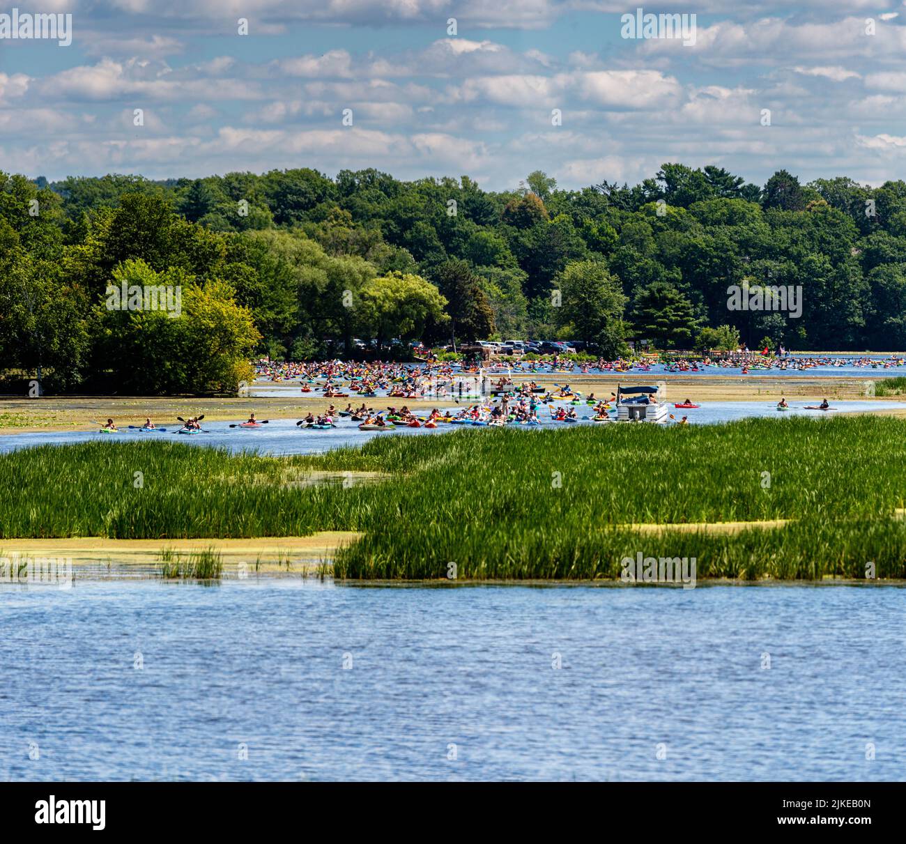 Wausau, Wisconsin, États-Unis, juillet 30, 2022: Promenade annuelle au pub Paddle en 8th sur le lac Wausau et la rivière du Wisconsin à partir de DC Everest Park, panorama Banque D'Images