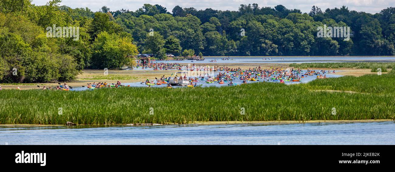 Wausau, Wisconsin, États-Unis, juillet 30, 2022: Promenade annuelle au pub Paddle en 8th sur le lac Wausau et la rivière du Wisconsin à partir de DC Everest Park, Panorama Banque D'Images