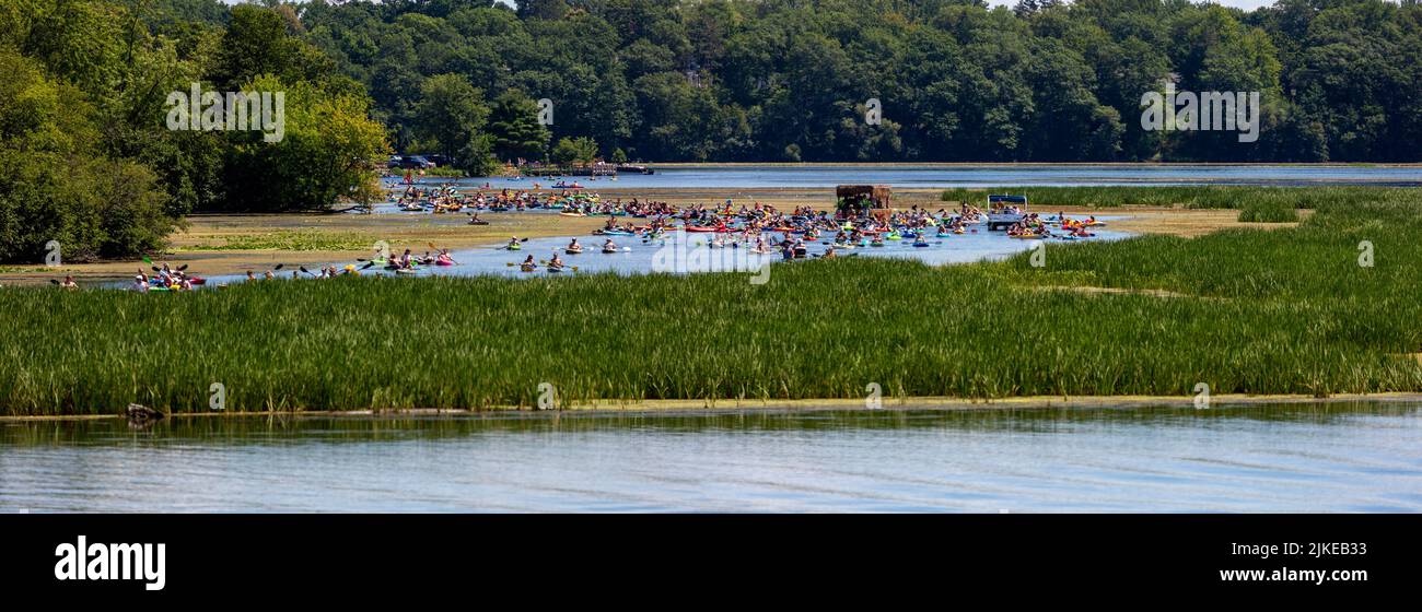 Wausau, Wisconsin, États-Unis, juillet 30, 2022: Promenade annuelle au pub Paddle en 8th sur le lac Wausau et la rivière du Wisconsin à partir de DC Everest Park, panorama Banque D'Images