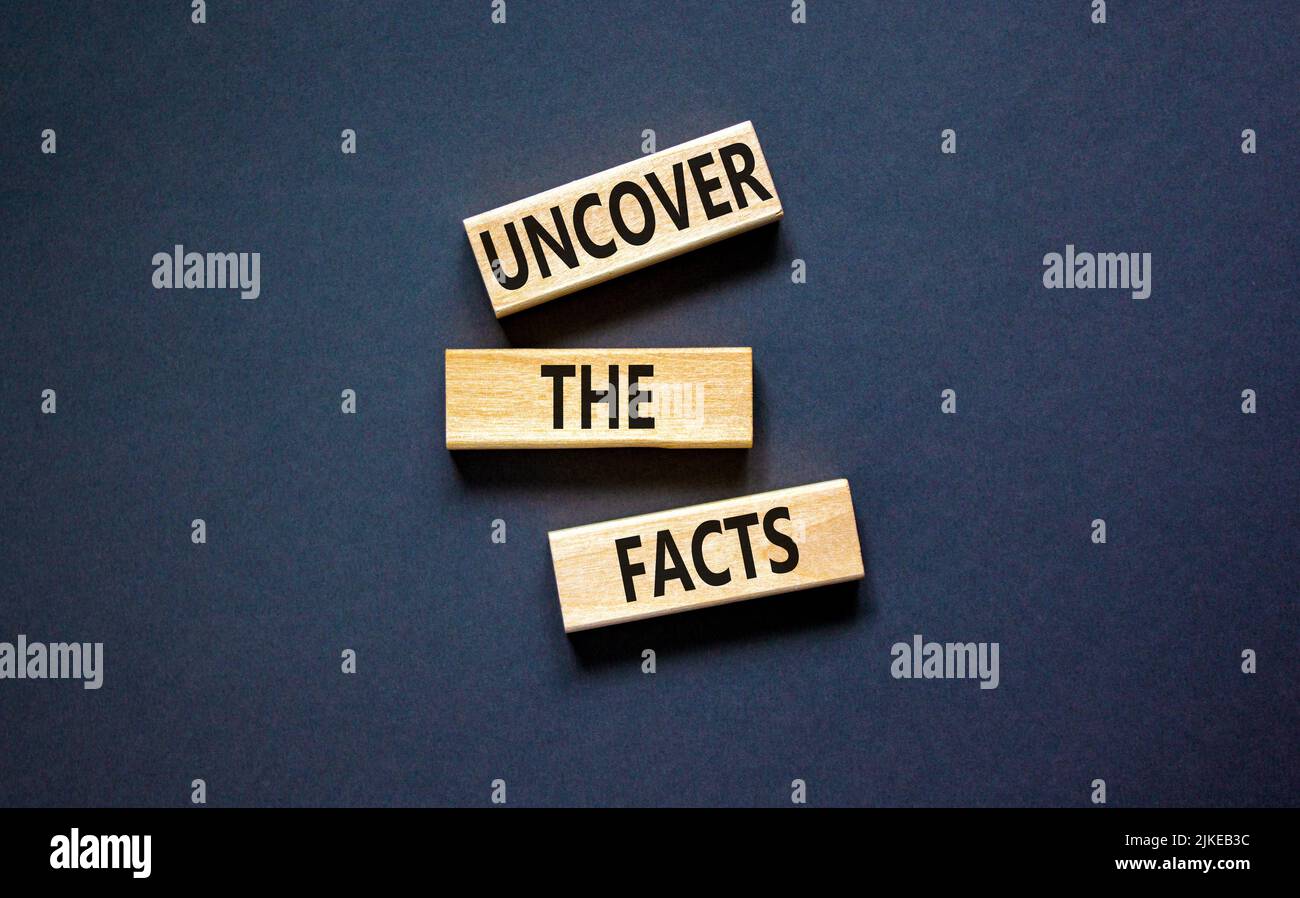 Découvrez le symbole des faits. Les mots de concept découvrent les faits sur des blocs de bois sur un beau tableau noir fond noir. Et découvrir les faits Banque D'Images