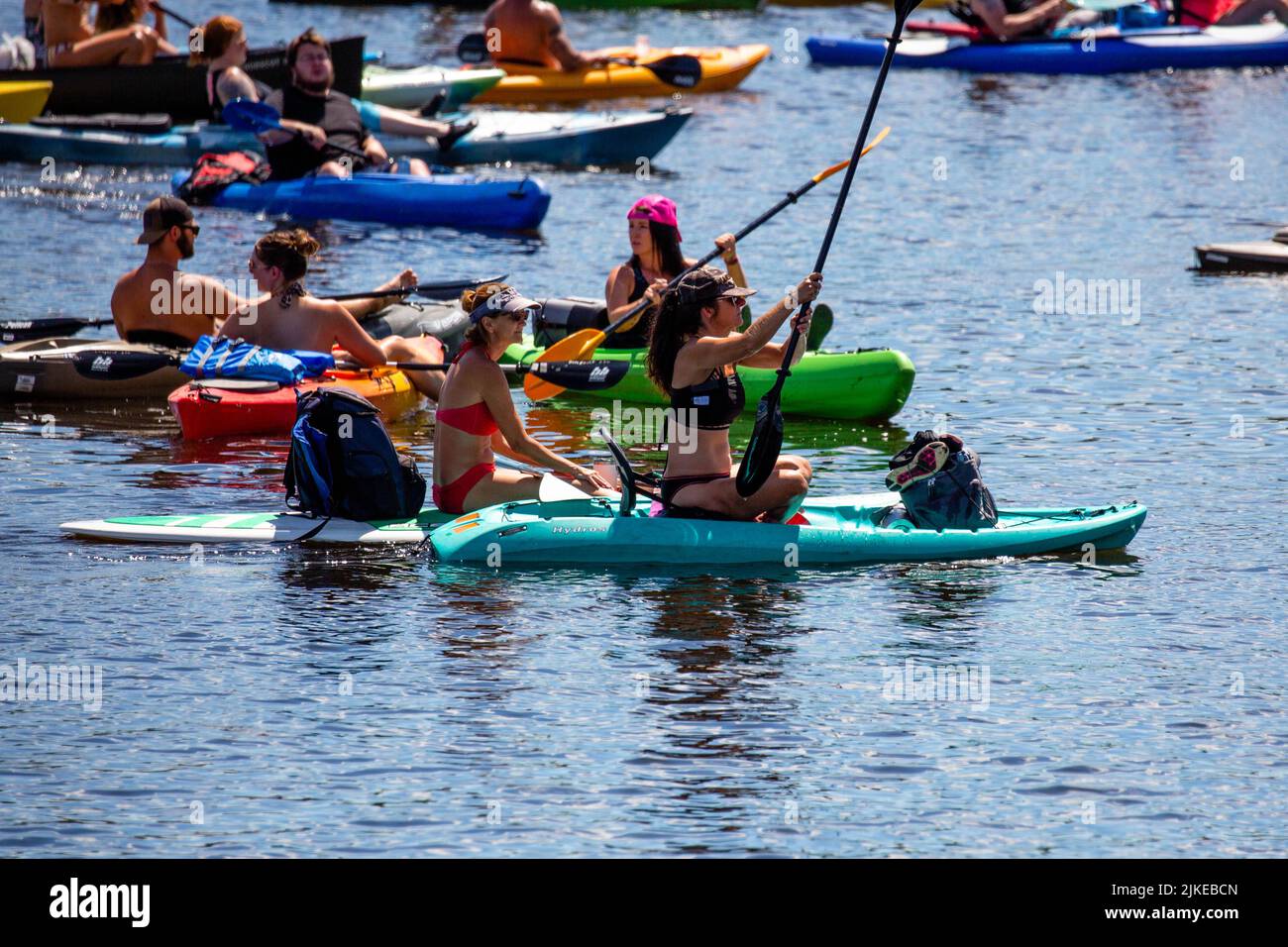 Wausau, Wisconsin, États-Unis, juillet 30, 2022: Promenade annuelle au pub Paddle 8th sur le lac Wausau et le fleuve Wisconsin, les kayakistes apprécient l'événement du samedi avec le BEE Banque D'Images