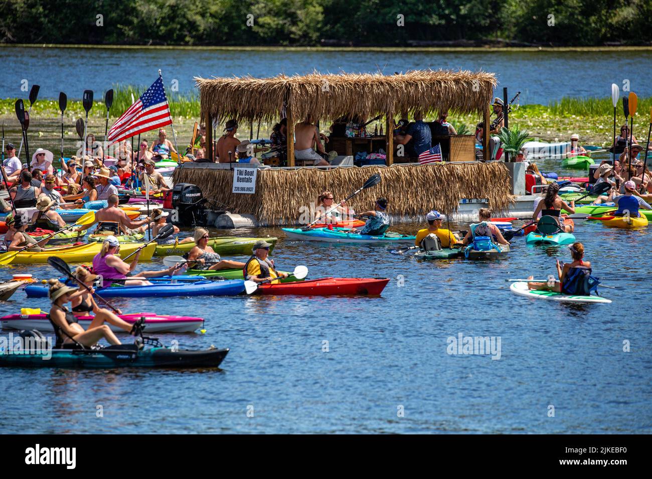 Wausau, Wisconsin, États-Unis, juillet 30, 2022: Promenade annuelle au pub Paddle 8th sur le lac Wausau et la rivière Wisconsin, kayakistes appréciant le groupe Feed the Dog an Banque D'Images