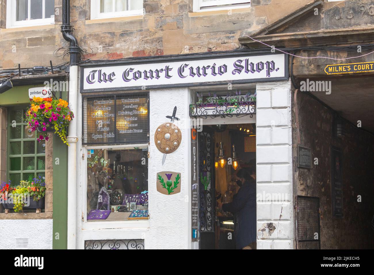 La boutique court Curio sur le Royal Mile à Édimbourg, à côté de la cour de Milne, Écosse, Royaume-Uni, été 2022 Banque D'Images