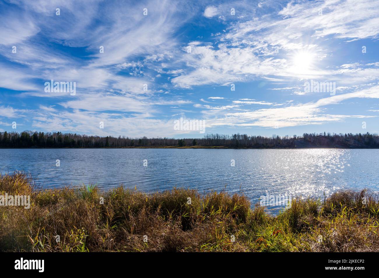 Rive du lac Noranda. Beau paysage de Rouyn-Noranda, Abitibi-Témiscamingue, Québec, Canada. Banque D'Images