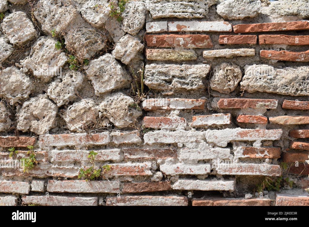 Technique de construction de murs romaines anciens opus vittatum, également appelé opus listatum, avec briques et pierres. Banque D'Images