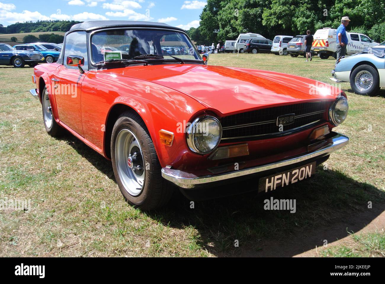 Un Triumph TR6 1975 est exposé au salon automobile classique de la collection de véhicules historiques de 47th, Powderham, Devon, Angleterre, Royaume-Uni. Banque D'Images