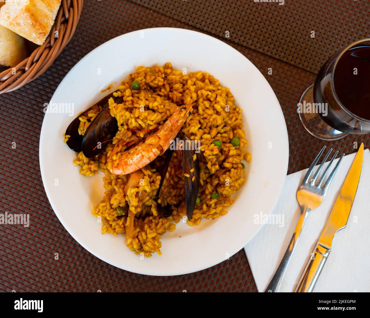 Paella marinera avec crevettes et moules servies sur le frype de fer Banque D'Images