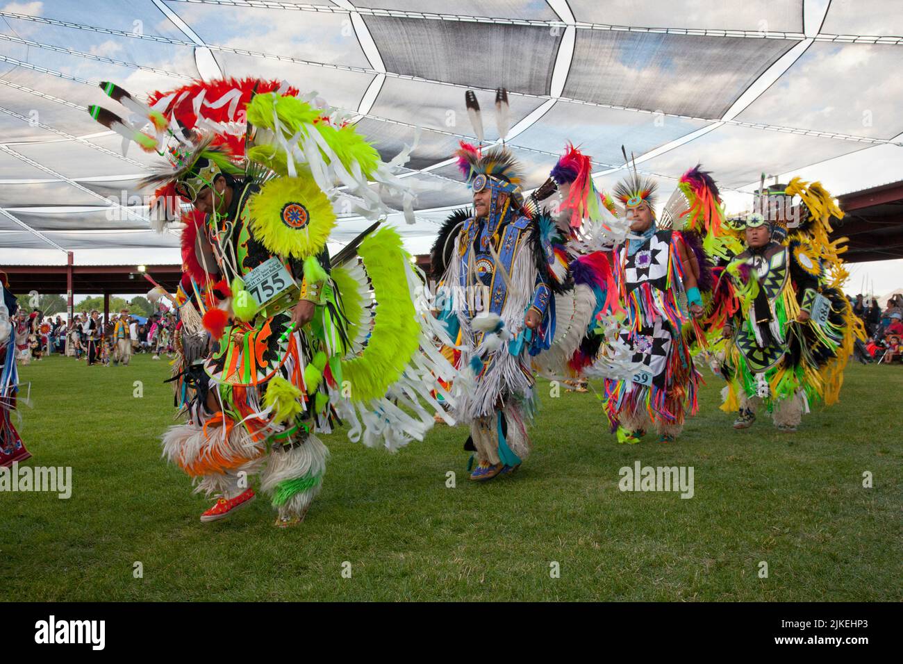 Danseuses traditionnelles de fantaisie pour hommes dans un régal coloré au Shoshone Bannock Pow Wow, fort Hall Idaho Banque D'Images