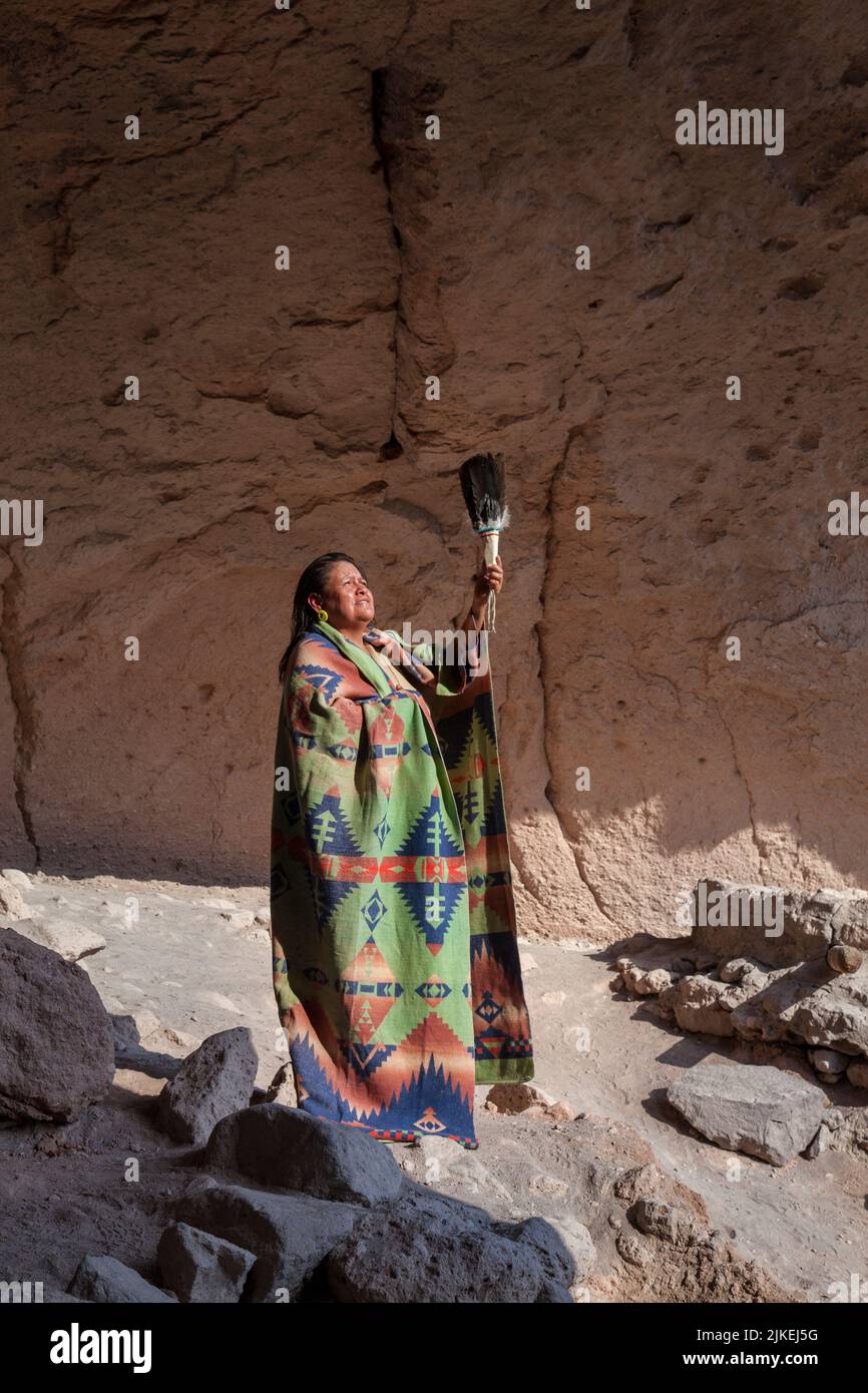 Femme porte une couverture amérindienne et donne une bénédiction à  l'intérieur d'une grotte sacrée avec kiva, monument national de Bandolier,  Nouveau-Mexique Photo Stock - Alamy