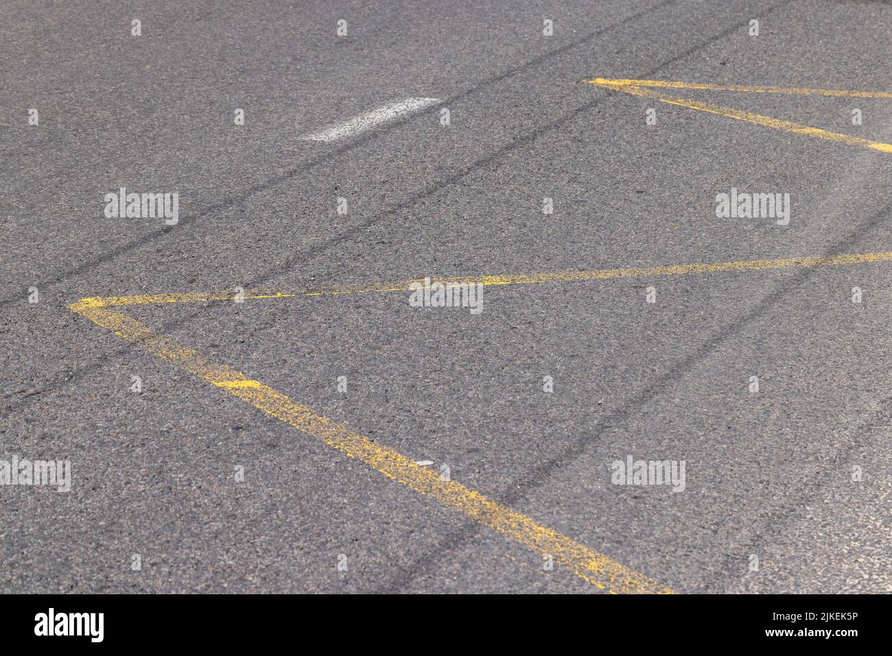 route pavée pour la circulation routière, route pour les véhicules avec des marquages de route blancs sur l'asphalte, arrêt de bus Banque D'Images