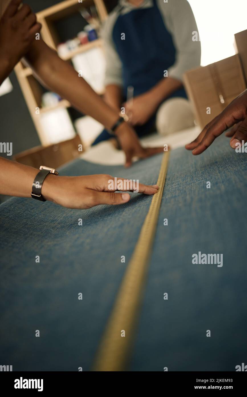 Vérifier le matériau, la mode et la qualité avec une équipe de conception de vêtements dans un atelier. Concepteurs créatifs travaillant sur le tissu et mesurant avec du ruban. Talentueux Banque D'Images