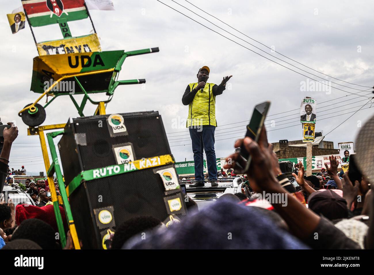 Nakuru, Kenya. 01st août 2022. Kenya Kwanza Alliance porte-drapeau présidentiel, William Ruto s'adresse à ses partisans qui ont organisé son rallye de campagne au Salgaa Trading Center avant les élections générales. Le Kenya se dirige vers une course à la présidence très disputée, avec des sondages d'opinion montrant Raila Odinga et William comme les favoris d'une élection avec quatre candidats à la présidence. Crédit : SOPA Images Limited/Alamy Live News Banque D'Images