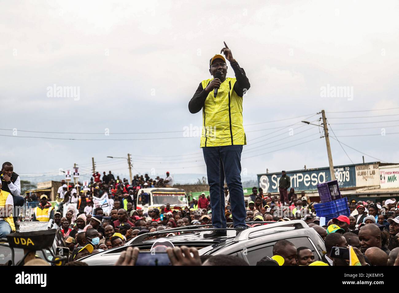 Nakuru, Kenya. 01st août 2022. Kenya Kwanza Alliance porte-drapeau présidentiel, William Ruto s'adresse à ses partisans qui ont organisé son rallye de campagne au Salgaa Trading Center avant les élections générales. Le Kenya se dirige vers une course à la présidence très disputée, avec des sondages d'opinion montrant Raila Odinga et William comme les favoris d'une élection avec quatre candidats à la présidence. (Photo de James Wakibia/SOPA Images/Sipa USA) crédit: SIPA USA/Alay Live News Banque D'Images