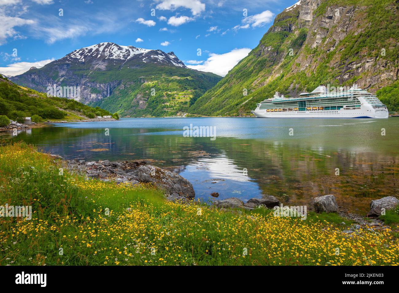 Gierangerfjord au printemps, navire et village, Norvège, Europe du Nord Banque D'Images