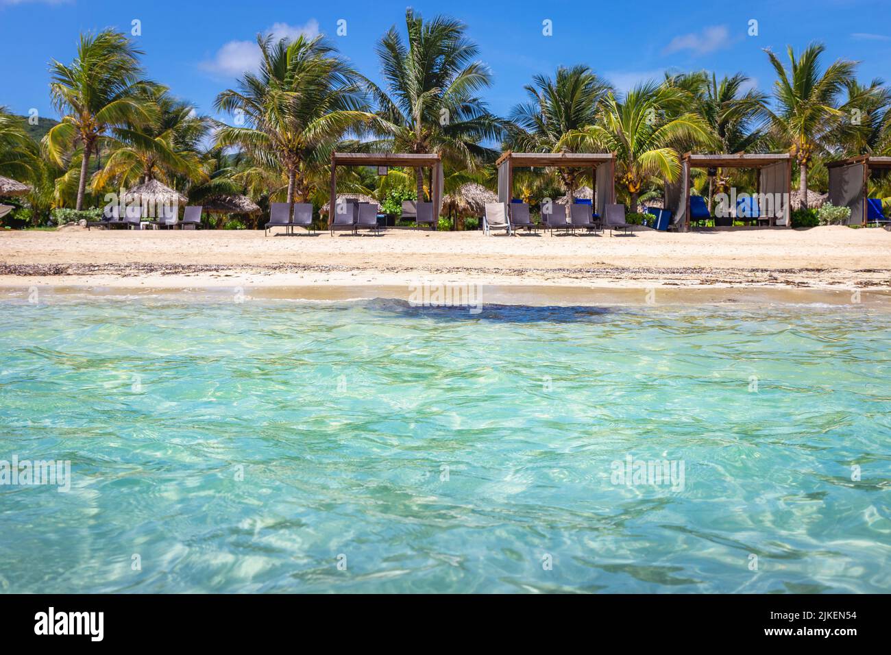 Plage des Caraïbes avec belvédère et chaises longues, Montego Bay, Jamaïque Banque D'Images
