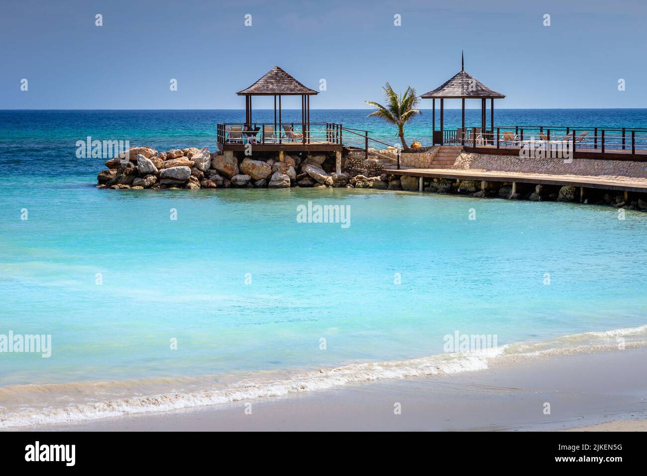 Paradis tropical : plage des caraïbes avec jetée et belvédère, Montego Bay, Jamaïque Banque D'Images