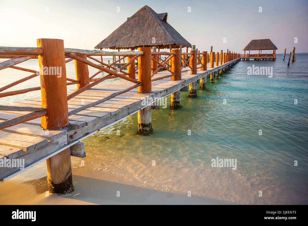 Paradis tropical : plage de Cancun avec jetée de palapa rustique, Riviera Maya Banque D'Images