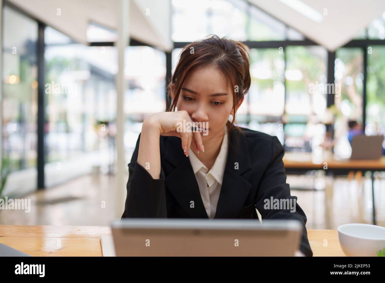 Image de la femme d'affaires stressée lors de la lecture du document financier. Banque D'Images