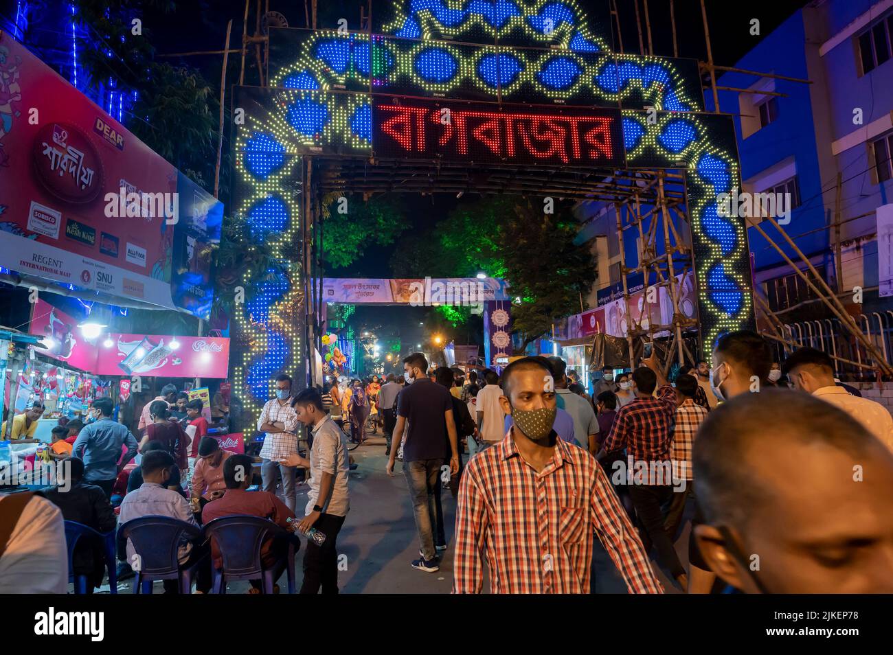 Kolkata, Bengale occidental, Inde - 12th octobre 2021 : immense porte d'accueil pour Bagbazar Durga Puja, patrimoine culturel immatériel de l'humanité de l'UNESCO. Banque D'Images