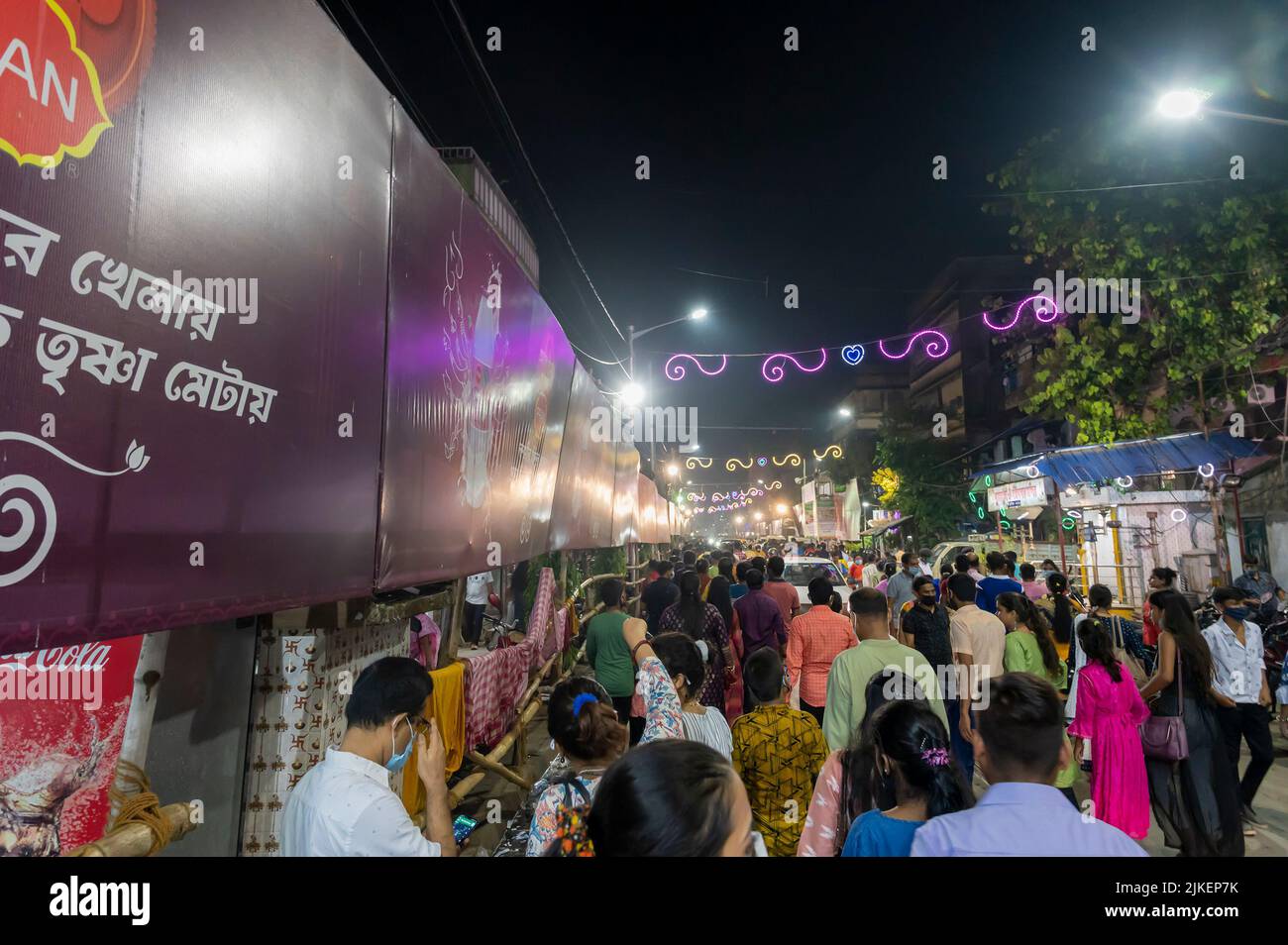 Kolkata, Bengale-Occidental, Inde - 12th octobre 2021 : visiteurs marchant pour Durga Puja dans la ville de joie, patrimoine culturel immatériel de l'humanité de l'UNESCO. Banque D'Images