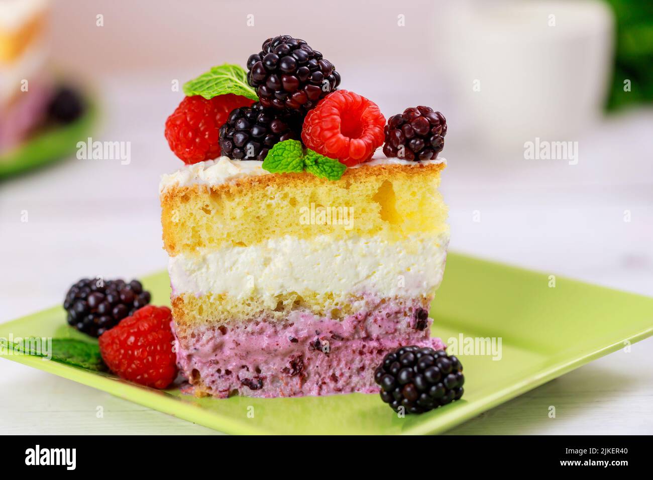Paix de gâteau éponge avec framboise fraîche et mûre. Banque D'Images