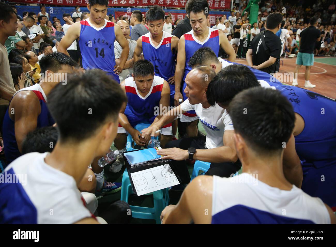 QIANDONGNAN, CHINE - 1 AOÛT 2022 - les joueurs participent à un match de  basket-ball dans le comté de Taijiang, Qiandongnan, province de Guizhou,  Chine, 1 août, 2022. La Ligue de basket-ball '