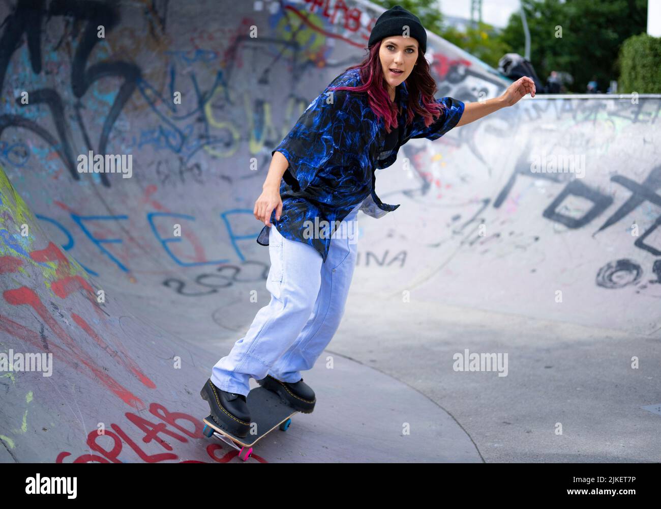 Berlin, Allemagne. 15th juillet 2022. Elisabeth Furtwängler fait monter son skateboard dans un bol du parc de skate Gleisdreieck. La fille de l'actrice Maria Furtwängler et de l'éditeur Hubert Burda fait de la musique sous le nom de scène Kerfor. (À dpa: 'Elisabeth Furtwängler veut aller à son propre chemin comme un rappeur') crédit: Monika Skolimowska/dpa/Alay Live News Banque D'Images