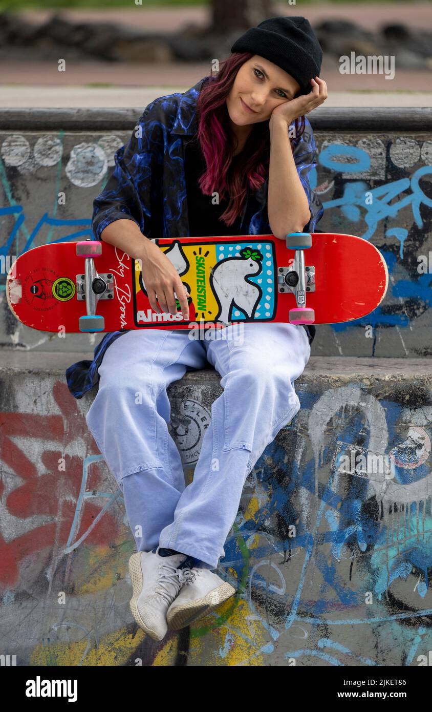 Berlin, Allemagne. 15th juillet 2022. Elisabeth Furtwängler est assise avec son skateboard dans un bol au parc de skate Gleisdreieck. La fille de l'actrice Maria Furtwängler et de l'éditeur Hubert Burda fait de la musique sous le nom de scène Kerfor. Credit: Monika Skolimowska/dpa/Alay Live News Banque D'Images