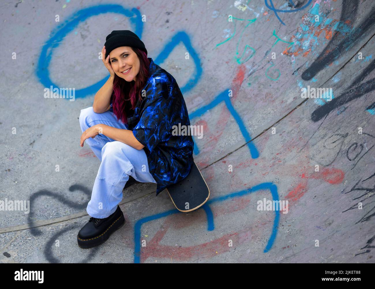 Berlin, Allemagne. 15th juillet 2022. Elisabeth Furtwängler est assise sur son skateboard dans un bol du parc de skate Gleisdreieck. La fille de l'actrice Maria Furtwängler et de l'éditeur Hubert Burda fait de la musique sous le nom de scène Kerfor. Credit: Monika Skolimowska/dpa/Alay Live News Banque D'Images