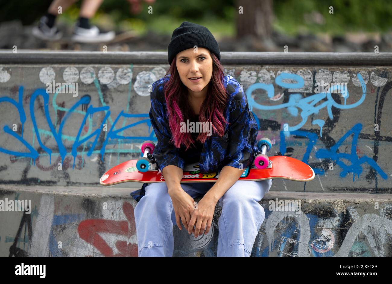 Berlin, Allemagne. 15th juillet 2022. Elisabeth Furtwängler est assise avec son skateboard dans un bol au parc de skate Gleisdreieck. La fille de l'actrice Maria Furtwängler et de l'éditeur Hubert Burda fait de la musique sous le nom de scène Kerfor. (À dpa: 'Elisabeth Furtwängler veut aller à son propre chemin comme un rappeur') crédit: Monika Skolimowska/dpa/Alay Live News Banque D'Images