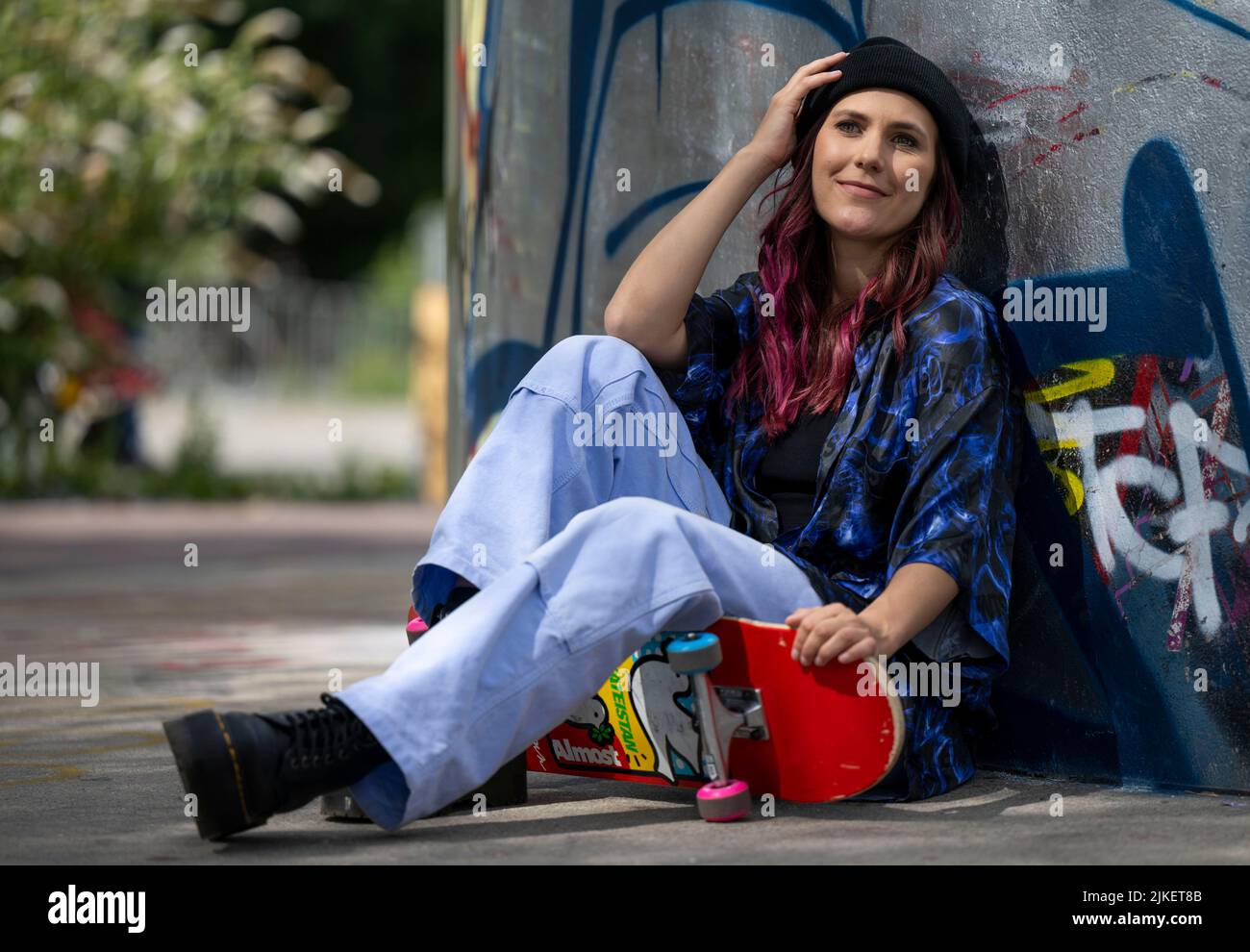 Berlin, Allemagne. 15th juillet 2022. Elisabeth Furtwängler est assise avec son skateboard dans un bol du parc de skate de Gleisdreieck. La fille de l'actrice Maria Furtwängler et de l'éditeur Hubert Burda fait de la musique sous le nom de scène Kerfor. Credit: Monika Skolimowska/dpa/Alay Live News Banque D'Images